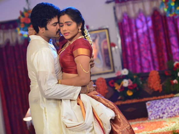 చేతిని ఒడిలోకి తీసుకోవడం....