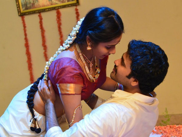 పెదవులను తాకడం....